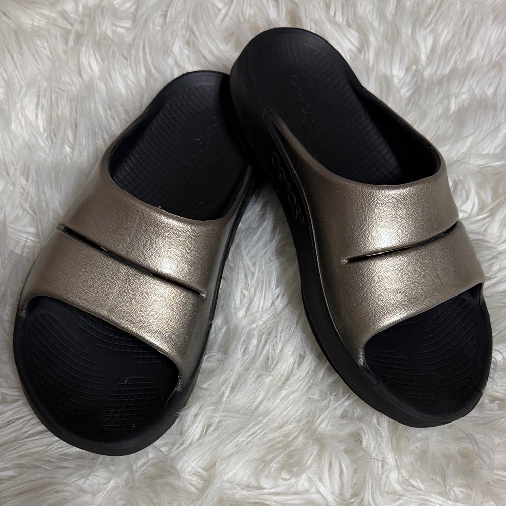 Oofos, Women's Metallic Slide Sandals Sz 9